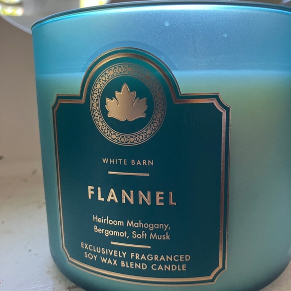 Flannel 3 Wick White Barn Candle! Mahogany, Bergamot & Musk - Picture 3 of 6